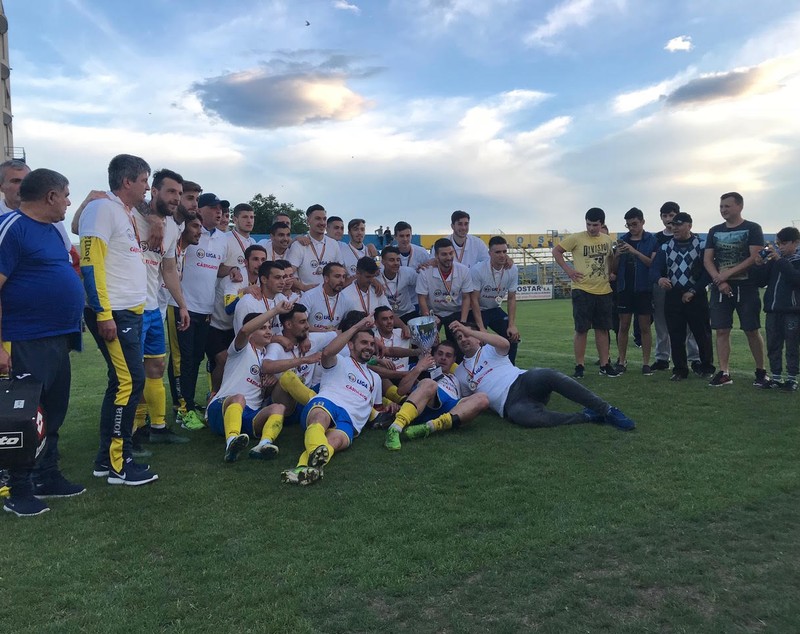 Aerostar Bacău a promovat în Liga 2. Federalul Bodescu a dat medaliile. Petrecere cu avioane