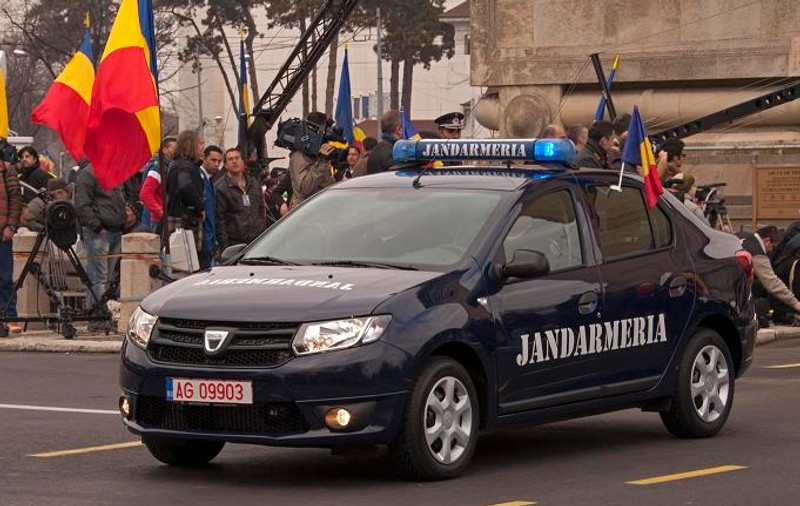 Apariţie inedită la parada de 1 Decembrie: noile modele Dacia au defilat pe sub Arcul de Triumf