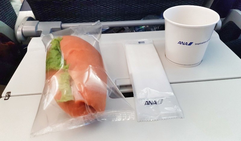 Meniul oferit pasagerilor care călătoresc în clasa low-cost, oferit de compania aeriană Japoneză ANA. Sursă foto: Shutterstock