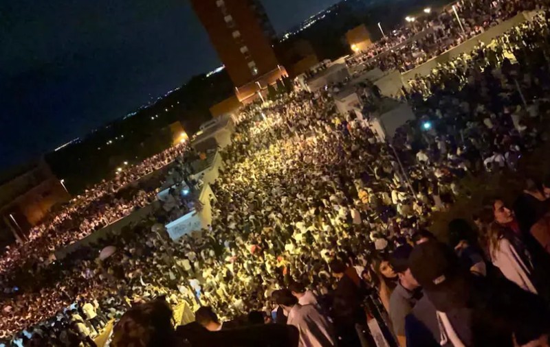 Petrecere cu 25.000 de tineri pe străzile din Madrid. Poliția spune că a fost depășită de situație