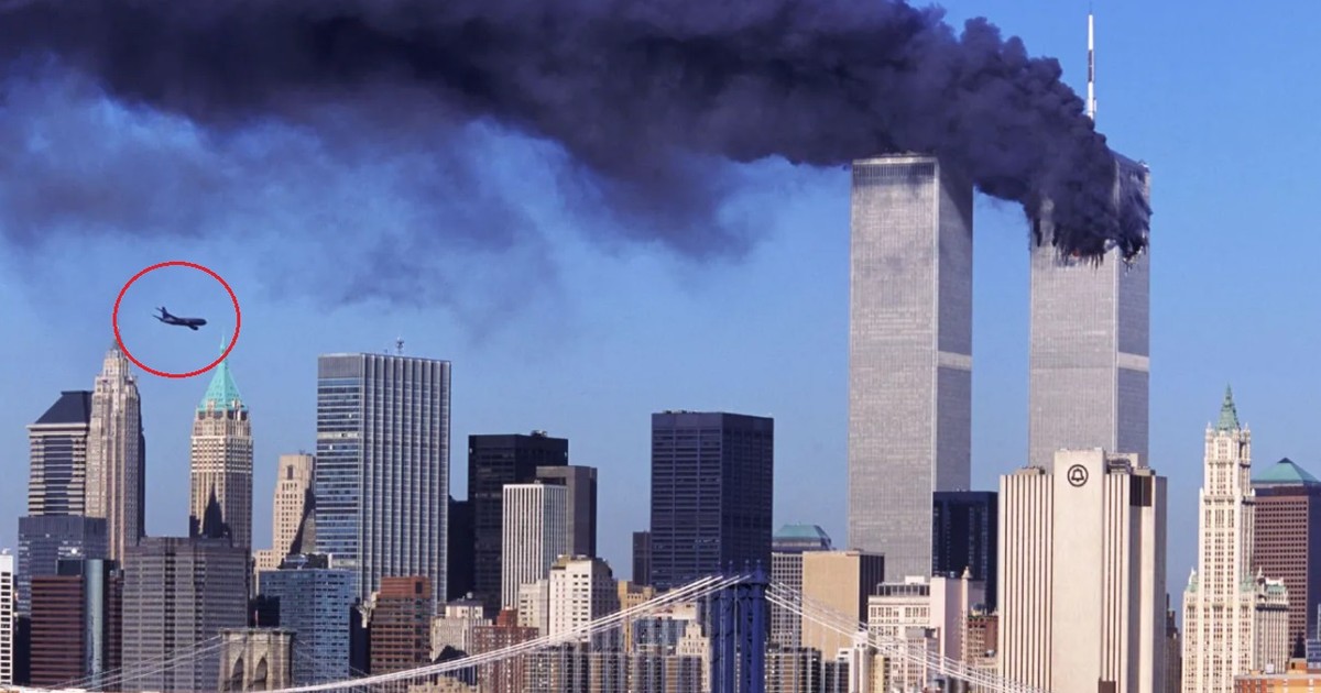 Atacurile teroriste de la 11 septembrie 2001 - Imagine cu zborul 175 United Airlines, care se apropie de al doilea turn WTC