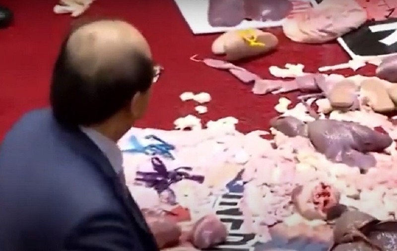 VIDEO | Premierul Taiwanului a fost atacat cu intestine de porc de parlamentarii din opoziție