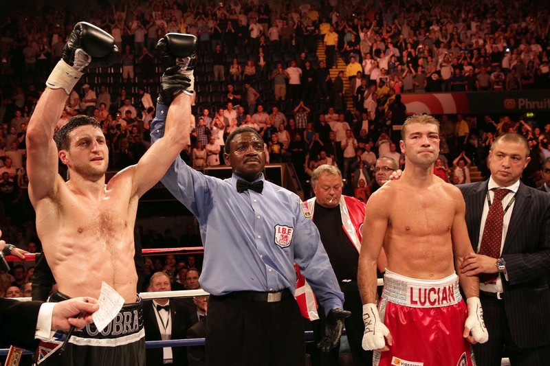 Pugilistul Carl Froch (S) se bucura la finalul meciului de box contra romanului Lucian Bute, contand pentru centura IBF la categoria Supermijlocie, disputat in Nottingham, Marea Britanie, sambata, 26 mai 2012. Pugilistul Lucian Bute a fost invins prin KO in repriza a cincea de britanicul Carl Froch, intr-un meci disputat la Nottingham in care si-a pus in joc centura IBF la categoria supermijlocie pentru a zecea oara. BOGDAN MARAN / MEDIAFAX FOTO