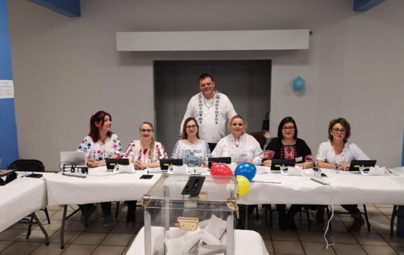 Membrii unei secții de votare din Franța s-au îmbrăcat în costume populare: „Vreau să știe toți cât de mândră sunt că sunt româncă”