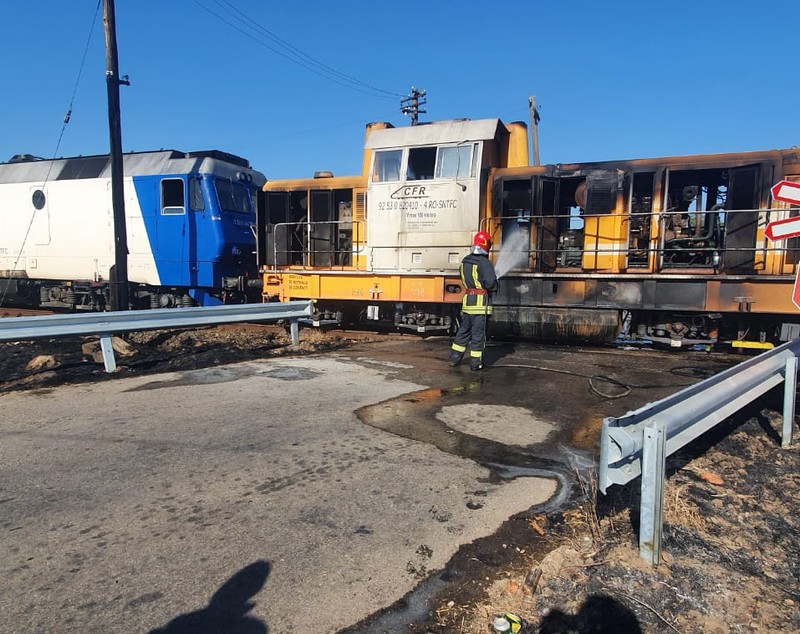 Locomotiva unui tren cu pasageri din Bihor a luat foc. Mecanicul i-a ajutat pe pasageri și a ajuns la spital cu arsuri de gradul II