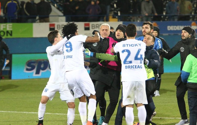 Craiova îl exclude din lot pe Rambe, după ce a sărit să-l bată pe Gică Hagi. "Nu e luptător de K1. Va plăti!" | VIDEO