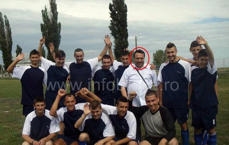 UNIC în România: preotul satului este și antrenorul echipei de fotbal. ^“Dumnezeu e în toate! Când e un parastas, nu mă duc în deplasare. E bine că a scăzut numărul de înjutături pe teren”