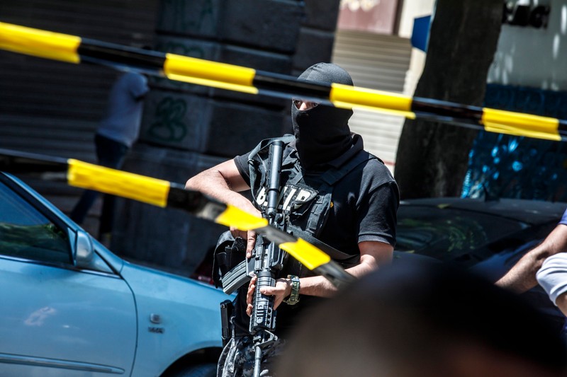 Unităţi de poliţie puternic înarmate au izolat locurile celor două atacuri sinucigaşe