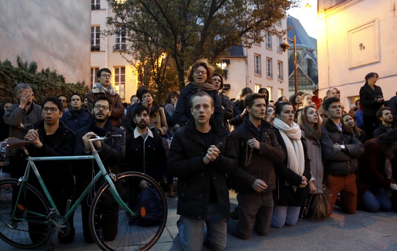 VIDEO |  Zeci de francezi, în genunchi pentru Catedrala Notre-Dame! Oamenii au interpretat cântece religioase și s-au rugat pentru simbolul Parisului