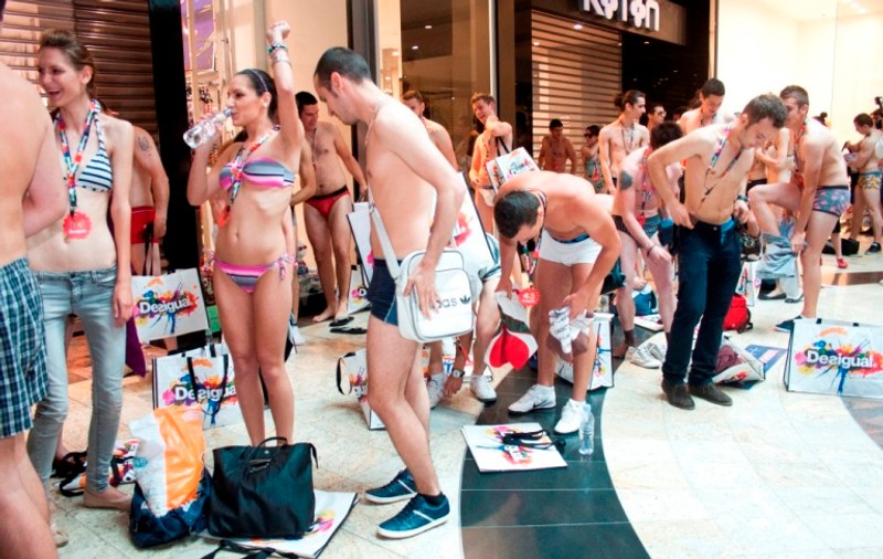 Campanie inedită: cei care VIN în LENJERIE INTIMĂ în MAGAZIN primesc HAINE GRATIS