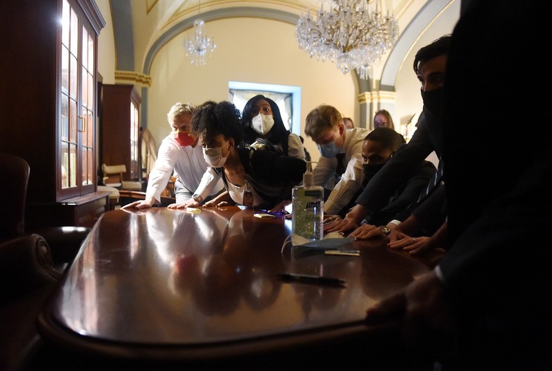 Clădirea Capitoliului a fost luată cu asalt de suporterii lui Trump, miercuri, 6 ianuarie, iar membrii Congresului s-au baricadat în interior. Foto: Profimedia