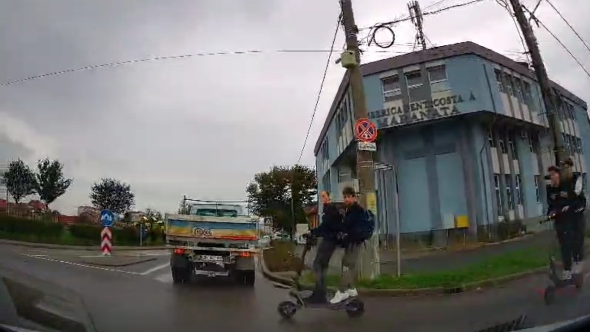 4 copii din Oradea au intrat cu 2 trotinete fără să se asigure în giratoriu
