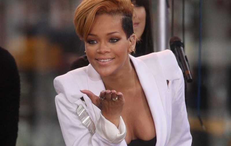Rihanna neagă că are herpes