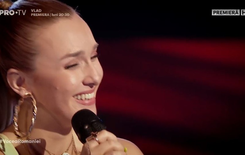 Mădălina Lefter, concurentă care a întors scaunele celor patru antrenori la prima emisiune din noul sezon Vocea României. „A fost un taifun de sunete”