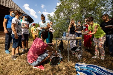 La picnic au fost aduse fructe din grădină şi mâncăruri din tradiţia locală