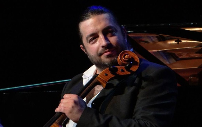 EXCLUSIV / Primul interviu cu Adrian Naidin, violoncelistul care a sărit pe geam de frica mascaților. S-a obișnuit să fie luat peste picior
