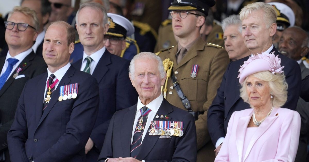 Prințul William, Regele Carol al III-lea și Regina Camilla, la un eveniment în Portsmouth