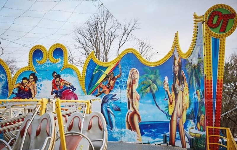 „Carusel erotic”, în centrul Chișinăului. Copiii ținuți departe de această distracție