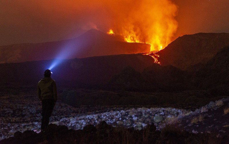 Vulcanul Etna a erupt cu un nor imens de cenușă: haos pe aeroportul din Catania, care a fost închis