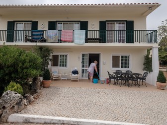 Mili face curățenie într-o casă de vacanță din Quinta de Lago, Portugalia
