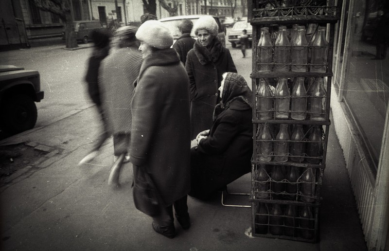 Femei așteaptă să vină mașina cu lapte, București, 1990 | Foto: Paul Antoniu / Libertatea