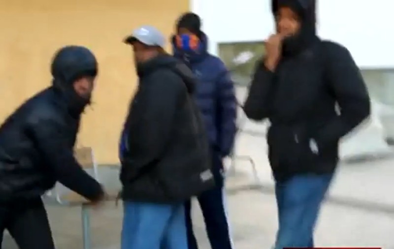 Jurnaliști atacați în Stockholm în timp ce voiau să facă un reportaj despre criza imigranților / VIDEO