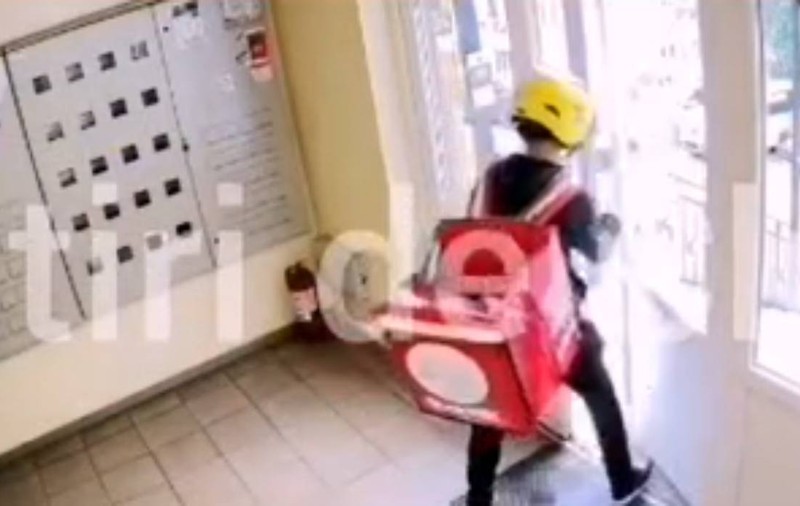 Un livrator din Cluj a lăsat comanda la ușa clientei doar cât să-i facă o poză, apoi a plecat cu tot cu mâncare