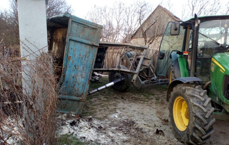 Un copil de patru ani este în comă după ce a fost lovit de o remorcă