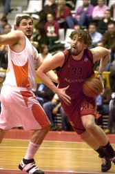 epa01290148 Akasvayu Girona's pivot Marc Gasol (R) approaches the basket before Vladan Vukosavljevic (L) of KK Hemofarm during the ULEB Cup match their teams played at the Girona-Fontajau sports pavilion in Girona, northeastern Spain, 18 March 2008. EPA/ROBIN TOWNSEND