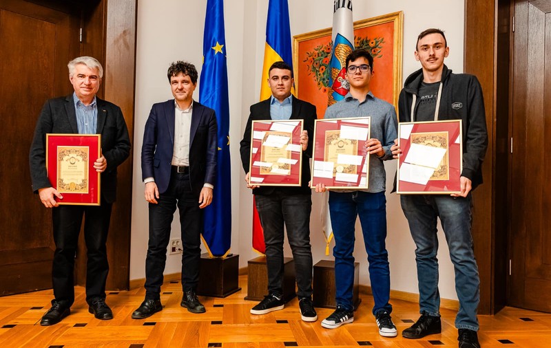 Luminițele la Târgul de Crăciun din Piaţa Constituţiei, aprinse de trei elevi medaliați cu aur la Olimpiada Internaţională de Matematică