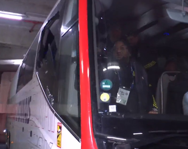 Meciul Marseille - Lyon nu s-a mai jucat, după ce autocarul oaspeților a fost atacat cu pietre, iar antrenorul Fabio Grosso a fost umplut de sânge