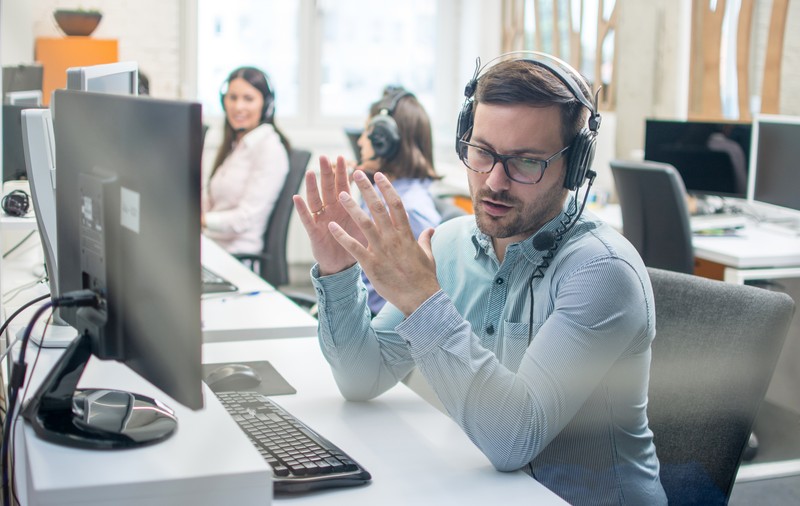 Ce salariu primești dacă lucrezi într-un call-center. „Pe o limbă străină precum olandeza sau daneza, salariile pot fi chiar triple”