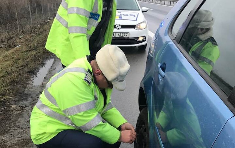 Doi poliţişti au oprit pe A1 să-i schimbe roata unei șoferițe: ”Haina de polițist nu schimbă sufletul omului bun”