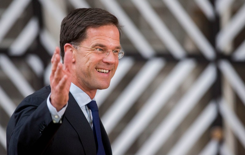 VIDEO | Premierul Olandei, Mark Rutte, a dat cu mopul după ce și-a vărsat cafeaua în sediul Guvernului
