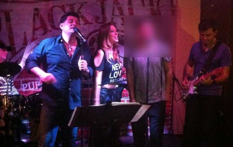 DUET DE EXCEPŢIE pe hit-ul "Atât de singur". NU O SĂ-ŢI VINĂ SĂ CREZI alături de cine a interpretat TAVI COLEN superba melodie!