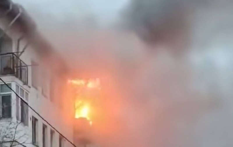 Incendiu generalizat la un bloc ANL din Craiova. Zeci de persoane au fost evacuate