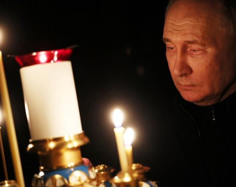 Putin, filmat când aprinde o lumânare în biserică, la două zile de la atac. Imaginile, publicate de Kremlin | VIDEO