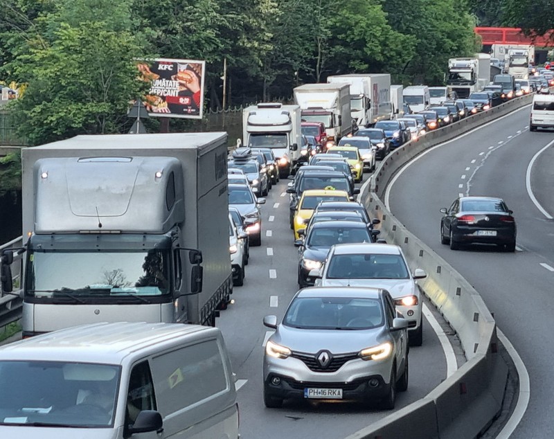 Cozi uriașe la intrarea în Sinaia. Trafic bară la bară pe DN1, în plin sezon estival. Care a fost motivul