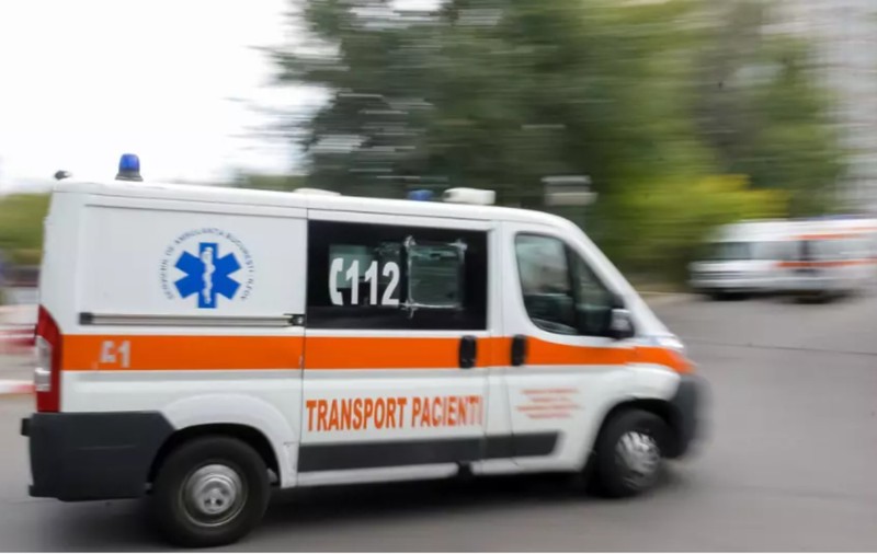 Băiat de aproape 2 ani, călcat de mașina condusă de o mătușă care se oprise să discute cu mama sa, în Suceava