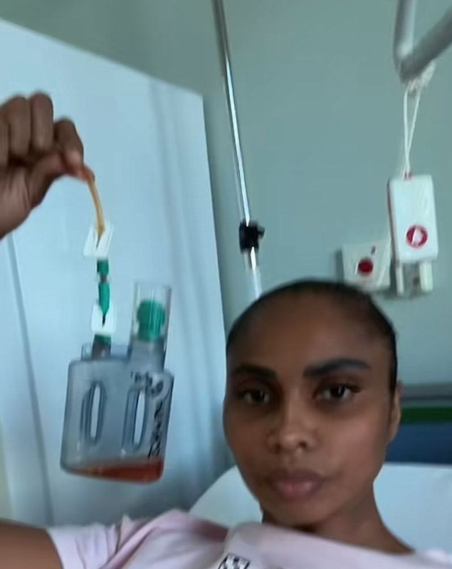 Laurette, operată de urgență, la mai bine de o lună de la ultima intervenție. Noi imagini de pe patul de spital. „Să vă rugați pentru mine”