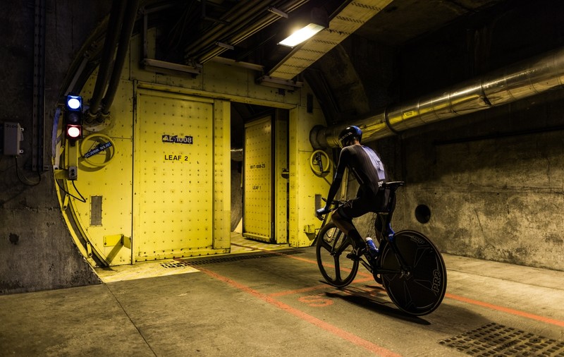 Chris Froome este primul om din lume care a trecut tunelul Canalul Manecii pe doua roti