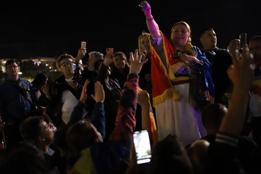 Senatoarea Diana Șoșoacă, alături de manifestanți, în Piața Victoriei