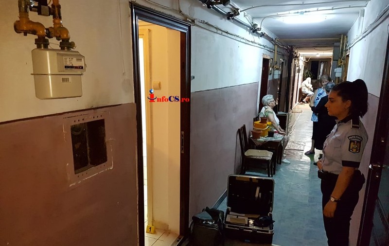 O minoră și un bărbat înarmat cu un cuțit au atacat un bătrân în propria locuință