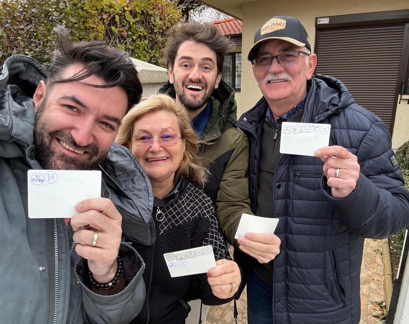 Cum a apărut Smiley alături de părinți și de fratele lui în ziua alegerilor parlamentare 2024. Artistul nu a votat în București