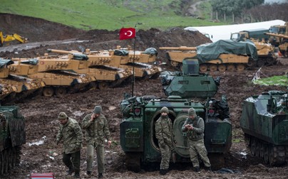 epa06467028 Turkish soldiers training with their tanks near Syrian-Turkish border, at Hatay, Turkey, 23 January 2018. Reports state on 20 January 2018 that the Turkish army is on an operation named 'Operation Olive Branch' in Syria's northern regions against the Kurdish Popular Protection Units (YPG) forces which control the city of Afrin. Turkey classifies the YPG as a terrorist organization. EPA-EFE/SEDAT SUNA