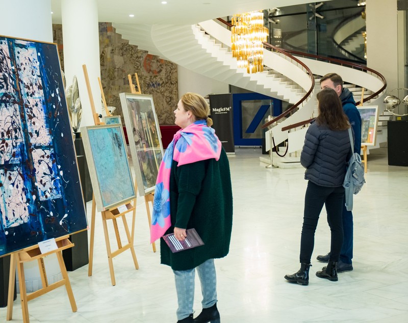 Direcția 5 vinde artă la pachet. Marian Ionescu a combinat concertele cu expoziții de pictură
