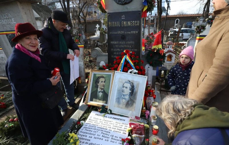 Furt la mormântul lui Mihai Eminescu din București, în ziua în care românii au sărbătorit 175 de ani de la nașterea poetului: „Am dat o groază de bani”