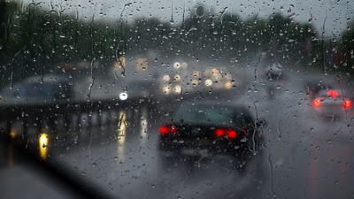 Ploi torențiale, grindină și vijelii în mai multe regiuni din România: harta județelor vizate de avertizările meteo ANM de cod galben