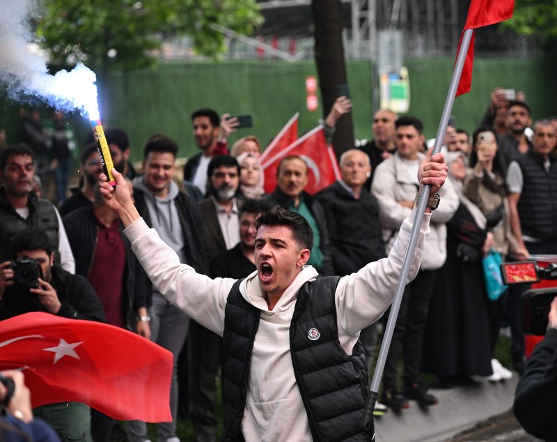 Susținătorii lui Erdogan au ieșit să sărbătorească în stradă înainte ca acesta să-și revendice victoria, siguri de avansul liderului turc
