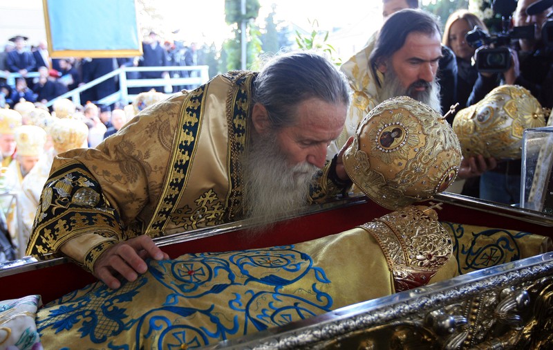 Biserica s-a răzgândit: racla Sfântei Parascheva va fi scoasă din catedrală, în ziua pelerinajului. Credincioșii se vor putea închina la ea în curtea interioară